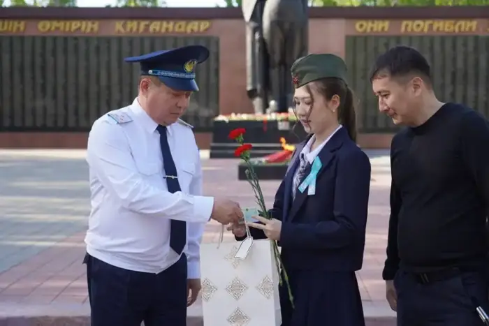 Подросткам вручили первые удостоверения личности в Костанайской области {city2}