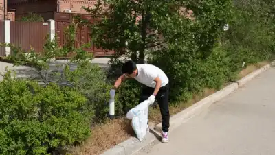 В Атырау прошла международная экологическая акция «ECO Plogging», объединяющая бег и уборку {city2}
