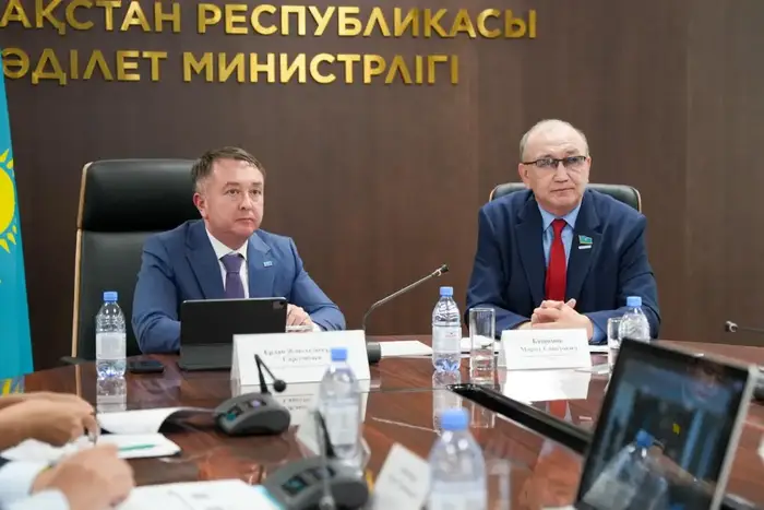 Заседание Общественного совета в Министерстве юстиции Казахстана обсуждение новой Конституции и судебной экспертизы {city2}