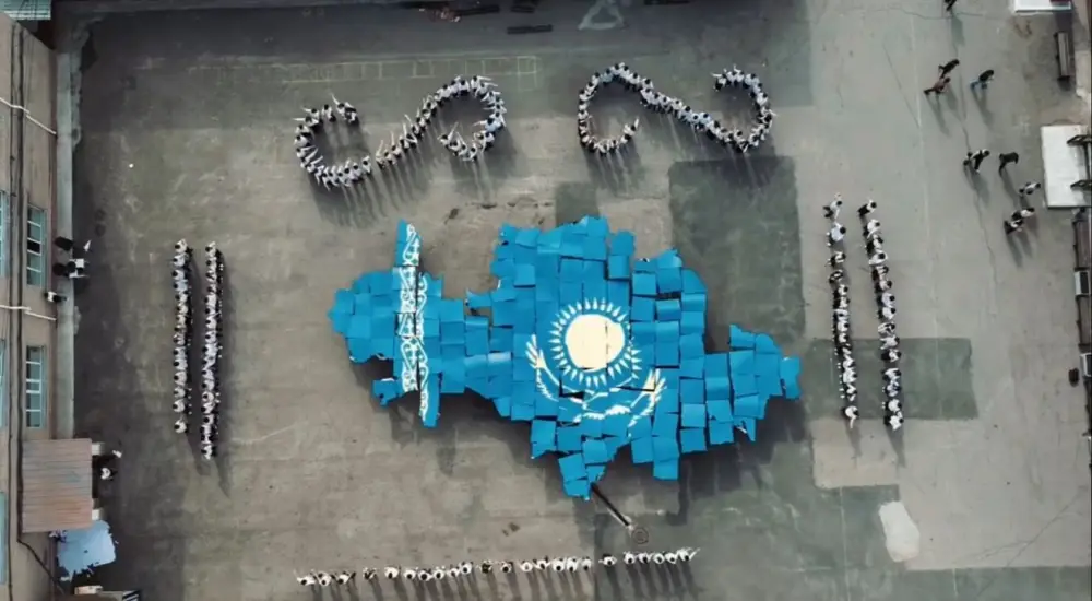 В Астане 1000 студентов колледжа ASTANA POLYTECHNIC создали живую карту Казахстана в рамках флешмоба, укрепляющего патриотизм и национальное единство. {city2}