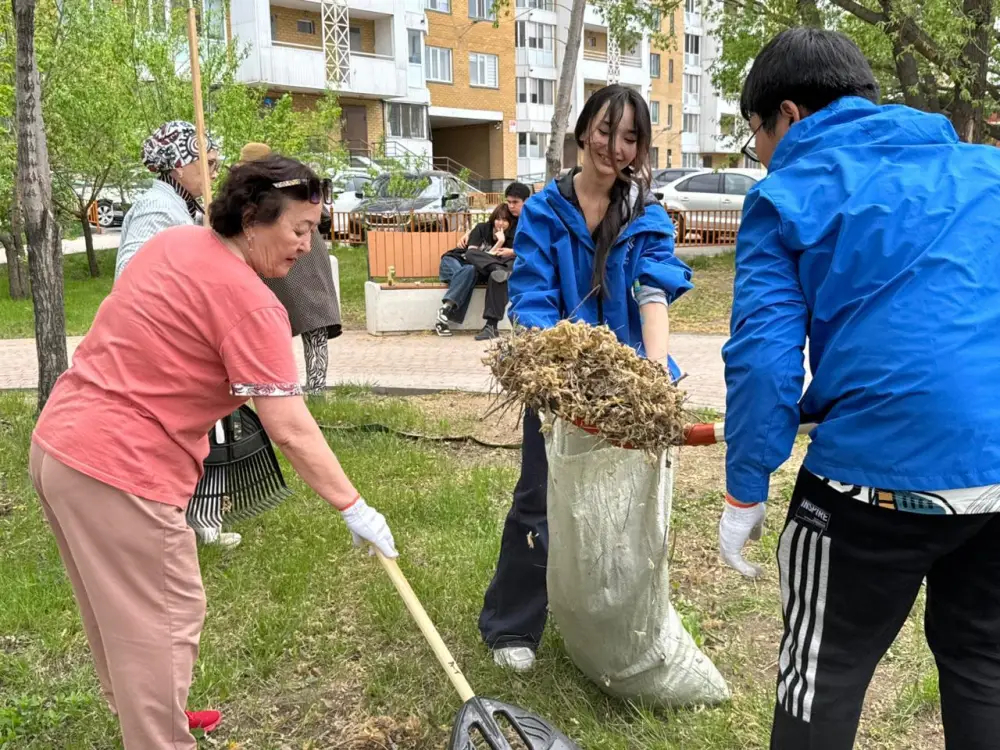 Акция «Мөлдір бұлақ» в Астане: волонтеры очистили берег Акбулака (2)