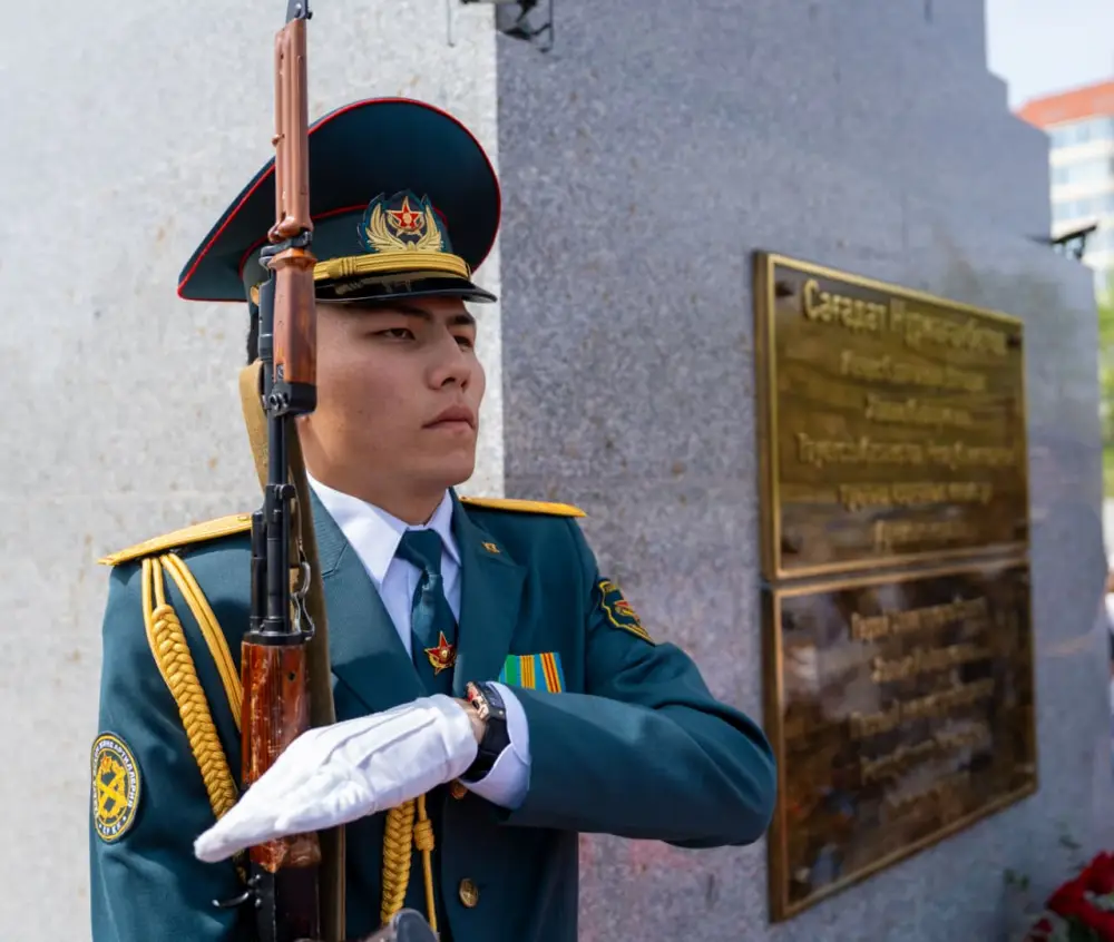 В Усть-Каменогорске прошла церемония возложения цветов к памятнику Народного Героя Сагадата Нурмагамбетова (3)