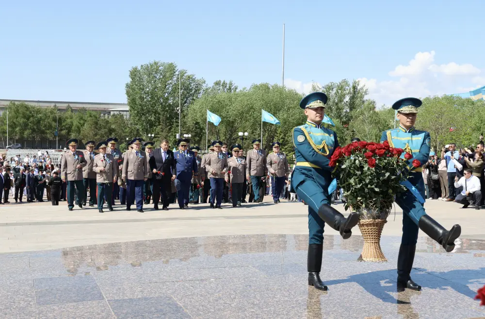 Министр обороны возложил цветы к монументу «Отан Ана» (4)