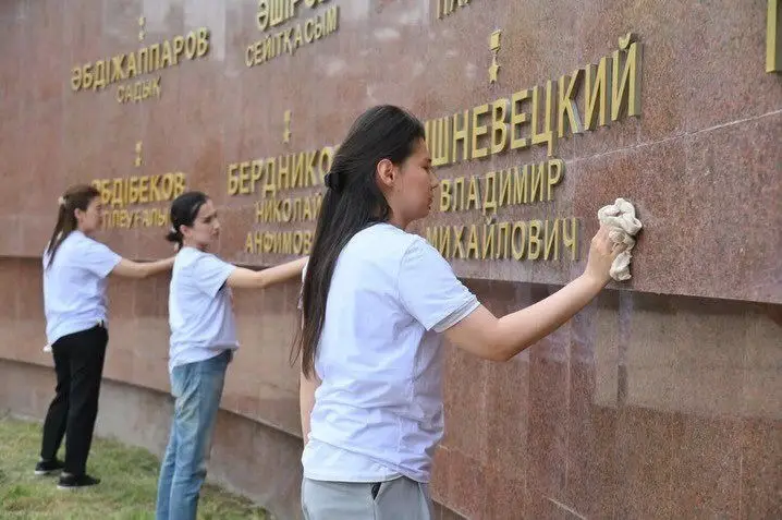 АКЦИЯ «ТАЗА ҚАЗАХСТАН» В ШЫМКЕНТЕ СТАЛА ДАНЬЮ УВАЖЕНИЯ ГЕРОЯМ И НАЦИОНАЛЬНЫМ ЦЕННОСТЯМ (6)