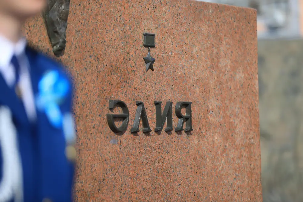 Актюбинцы возложили цветы в знак почтения к подвигу Алии Молдагуловой (2)
