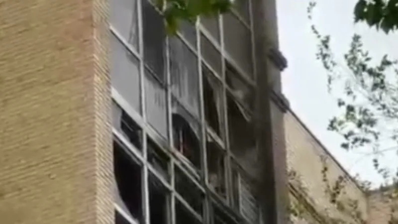 В Астане произошел сильный пожар в жилом комплексе на улице Уалиханова. Очевидцы запечатлели инцидент на видео. Пресс-служба МЧС прокомментировала ситуацию. {city2}