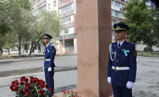 Цветы к памятнику: память о герое живет!