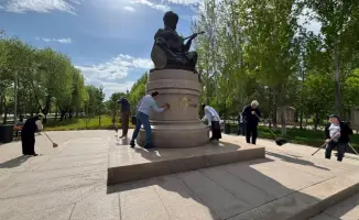 В Астане продолжаются работы по очистке территорий памятников в рамках акции "Таза Қазақстан"