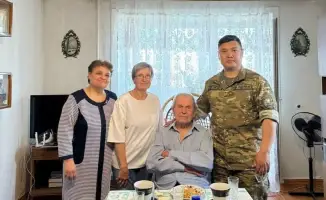 Гвардейцы в Петропавловске поздравили ветерана труда с 93-летием