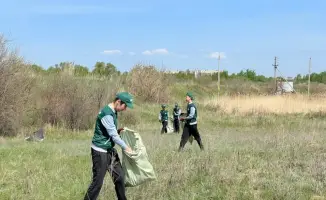 Экологическая инициатива: молодёжь Астаны объединяется для очистки берега канала Нура-Есиль