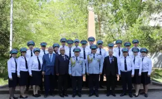 Цветы памяти: Транспортные полицейские почтили героев у монумента "Мәңгілік ұмытылмас есімдер" в Астане