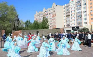 Актюбинцы возложили цветы, укрепляя связь поколений и историческую память о подвиге Алии Молдагуловой