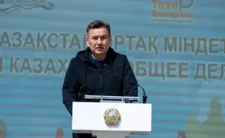 Выпускники Усть-Каменогорска высаживают деревья, укрепляя связь с родным городом