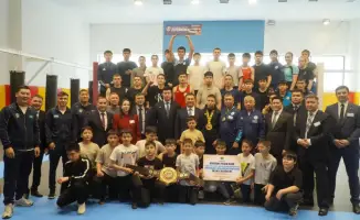 Аким Акмолинской области вручил квартиру чемпиону Азии и мира Оразбеку Асылкулову