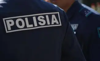 Полиция и спасатели освободили двух детей, запертых в квартире в Жанаозене