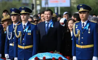 Актобе: Цветы у Обелиска Славы в День Победы