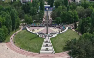 Цветы к мемориалу Славы в ВКО