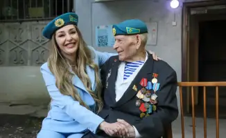 Военнослужащие Алматинского гарнизона чествуют ветерана-десантника Великой Отечественной войны