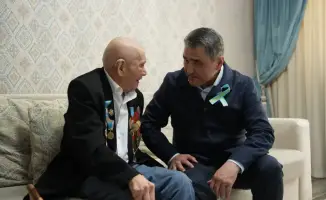 Министр водных ресурсов и ирригации Казахстана поздравил 102-летнего ветерана с Днем победы