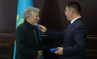 В Павлодарской области аким поздравил работников культуры и вручил награды