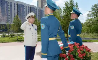 Память о героях: цветы, возложенные к подножию мужества