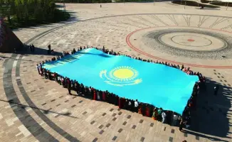 В едином порыве: флаг Казахстана развевается на волнах патриотизма в Астане