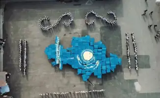В Астане 1000 студентов колледжа ASTANA POLYTECHNIC создали живую карту Казахстана в рамках флешмоба, укрепляющего патриотизм и национальное единство.
