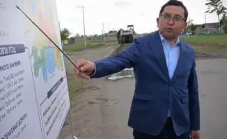 Аким области Асаин Байханов проверил ход весенне-полевой кампании и дорожных проектов в Иртышском районе