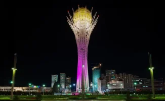 В Астане задержан юноша за провокационную фотосессию у Байтерека: возможный арест за непристойное поведение
