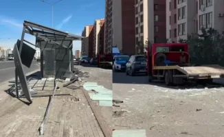 В Астане эвакуатор протаранил остановку на улице Айтматова: кадры с места аварии появились в сети