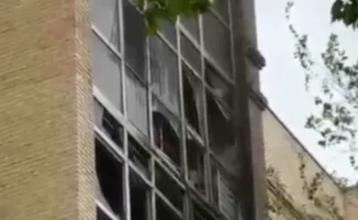 В Астане произошел сильный пожар в жилом комплексе на улице Уалиханова. Очевидцы запечатлели инцидент на видео. Пресс-служба МЧС прокомментировала ситуацию.