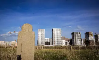 Некоторые новосёлы на левом берегу Астаны были удивлены, обнаружив из окон своих домов видимые старые мусульманские родовые кладбища, о которых мало кто знает.