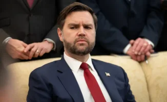 Трамп оставил "письмо в бутылке" для Пенса: инструкции на случай непредвиденного шторма