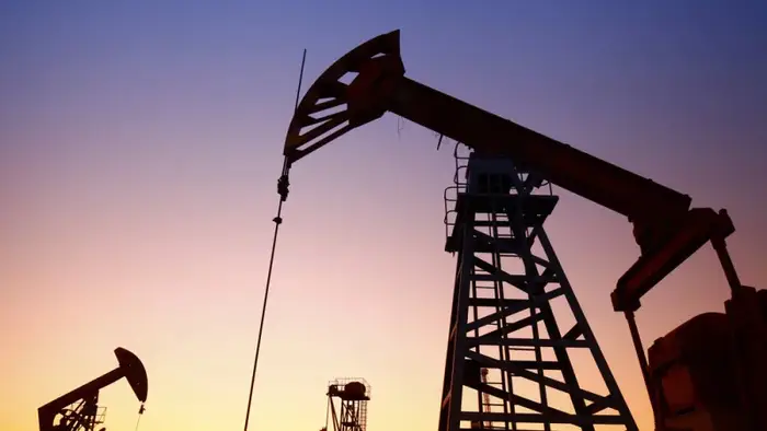 Сокращение мировых запасов нефти: как перебои в поставках влияют на социальные и экономические условия населения {city2}