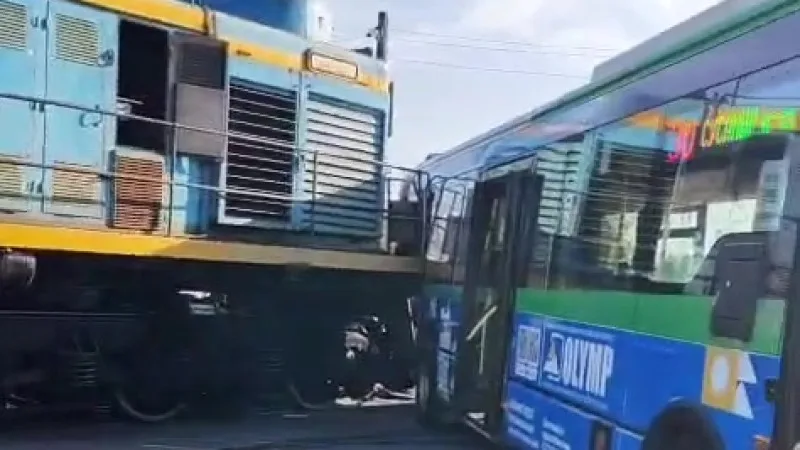 На стыке путей: автобус и поезд встретились в Астане на железнодорожном переезде {city2}