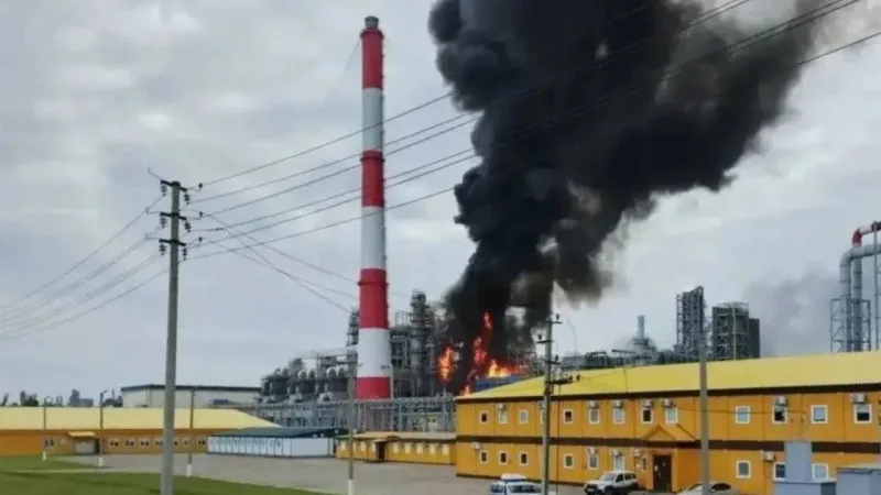 Дроны атакуют ключевой НПЗ в Татарстане на фоне топливного кризиса в России {city2}