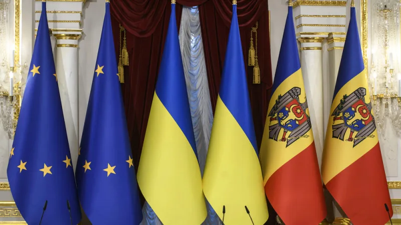 ЕС начинает переговоры о вступлении с Украиной и Молдовой после снятия вето Венгрии {city2}