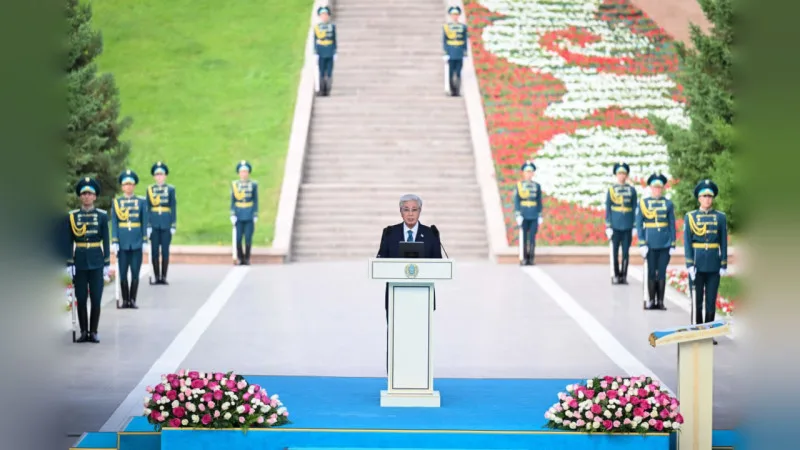 Казахстан на пути к устойчивому развитию: Президент поднял флаг в Алматы {city2}