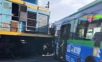 На стыке путей: автобус и поезд встретились в Астане на железнодорожном переезде