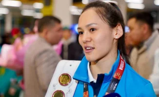 Казахстанская чемпионка Алуа Балкибекова вышла в четвертьфинал Кубка мира по боксу в категории до 51 кг
