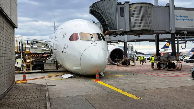 Boeing 787 в аэропорту Франкфурта: неожиданный "поклон" перед вылетом {city2}