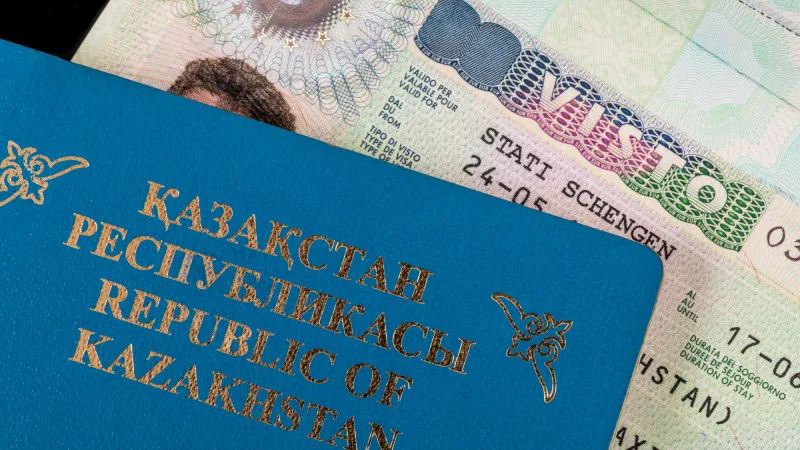 Казахстанцам грозит задержка в поездках в Европу: МИД призывает заранее оформлять визы {city2}
